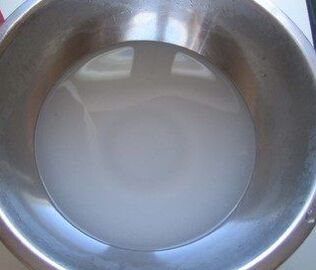 frisdrank was gescheiden in een pot water