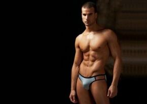 man in korte broek met vergrote penis