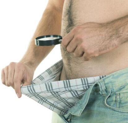 een man onderzoekt zijn penis en wil deze vergroten