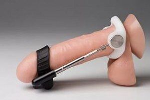 De extender rekt de penis mechanisch uit, waardoor deze groter wordt